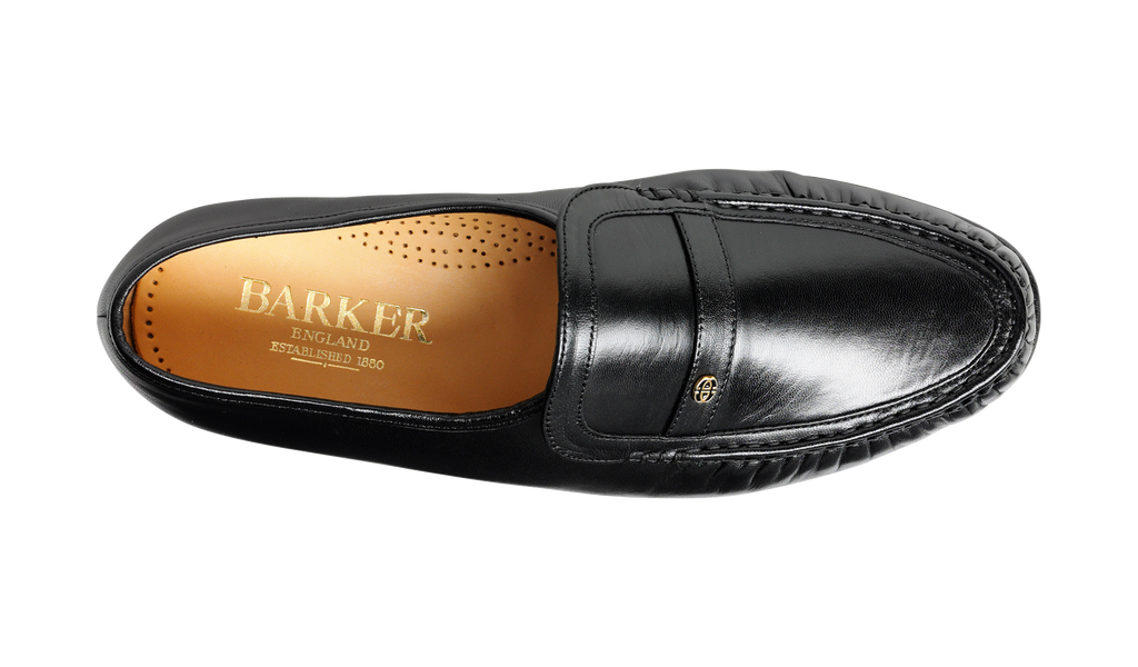 Jefferson ist ein handgenahter Mokassin Loafer fur Herren mit dem Barker Emblem aus Messing auf dem Sattel. Ein leichter bequemer Herren Loafer zum Hineinschlupfen perfekt fur Freizeit oder elegante...