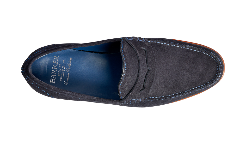 Dieser auffallige Mokassin Loafer fur Herren passt ideal zu Ihrem Fruhlings Sommer Look. William ist ein stylischer leichter und bequemer dunkelblauer Wildleder Loafer fur Herren der in einer Vielzah...